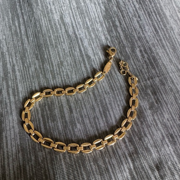 Jewelry - Elegant Gold Chain Bracelet